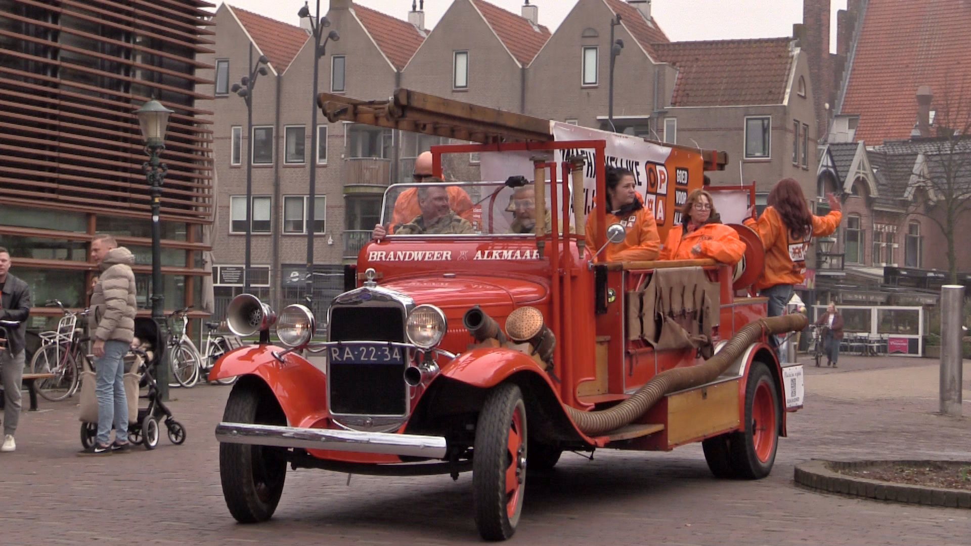 Foto: alkmaar-opa-oude-brandweerwagen-2.jpg