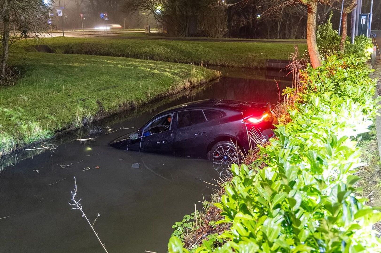Foto: alkmaar-robijnstraat-voertuig-te-water-op-mcdonalds-terrein-3.jpg