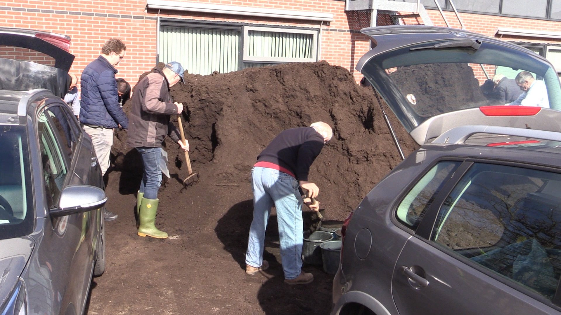 Foto: compost-scheppen-bij-gemeentewerf2-29-maart-2025.jpg