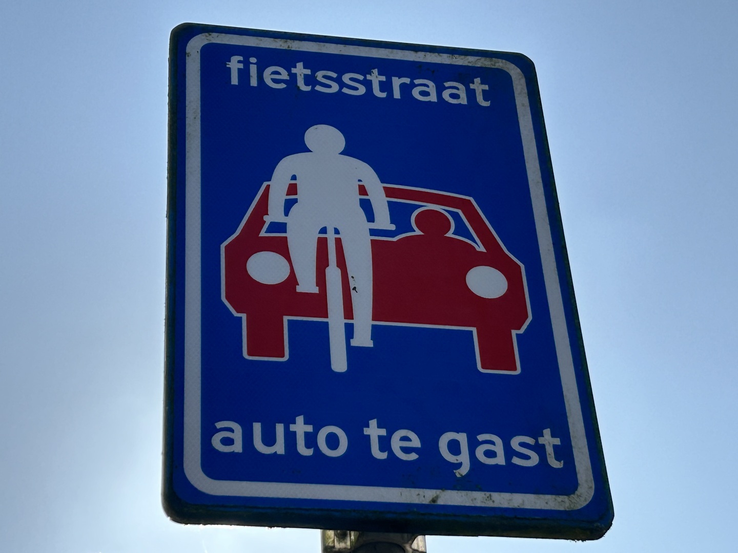 Foto: fietsstraat-auto-te-gast-1.jpg